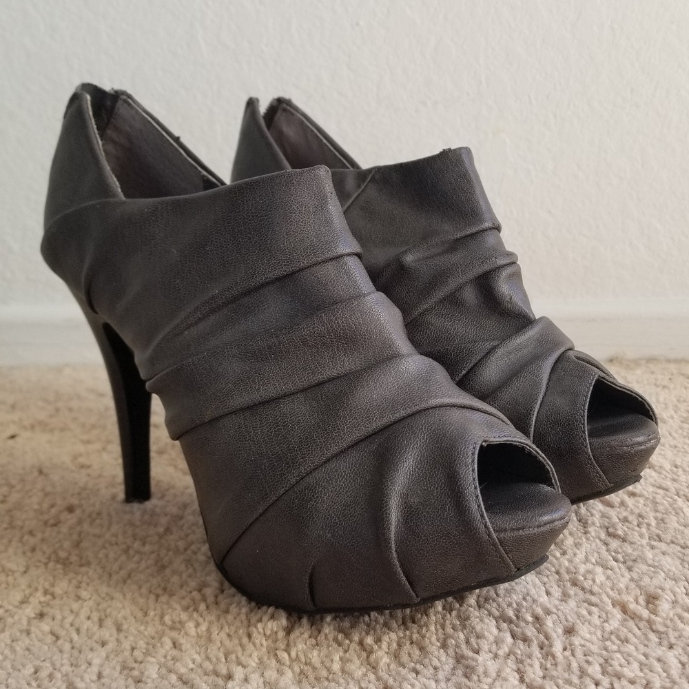 Vera Wang Grey Peep-Toe size 7.5